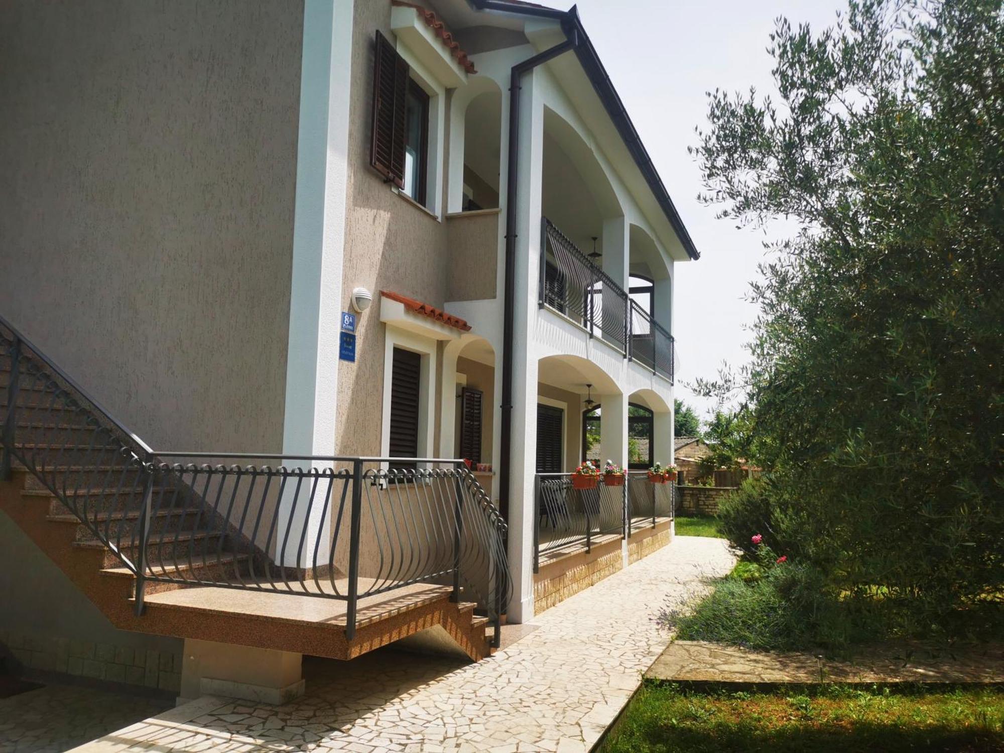 Garden Apartment Maria Vrsar Buitenkant foto