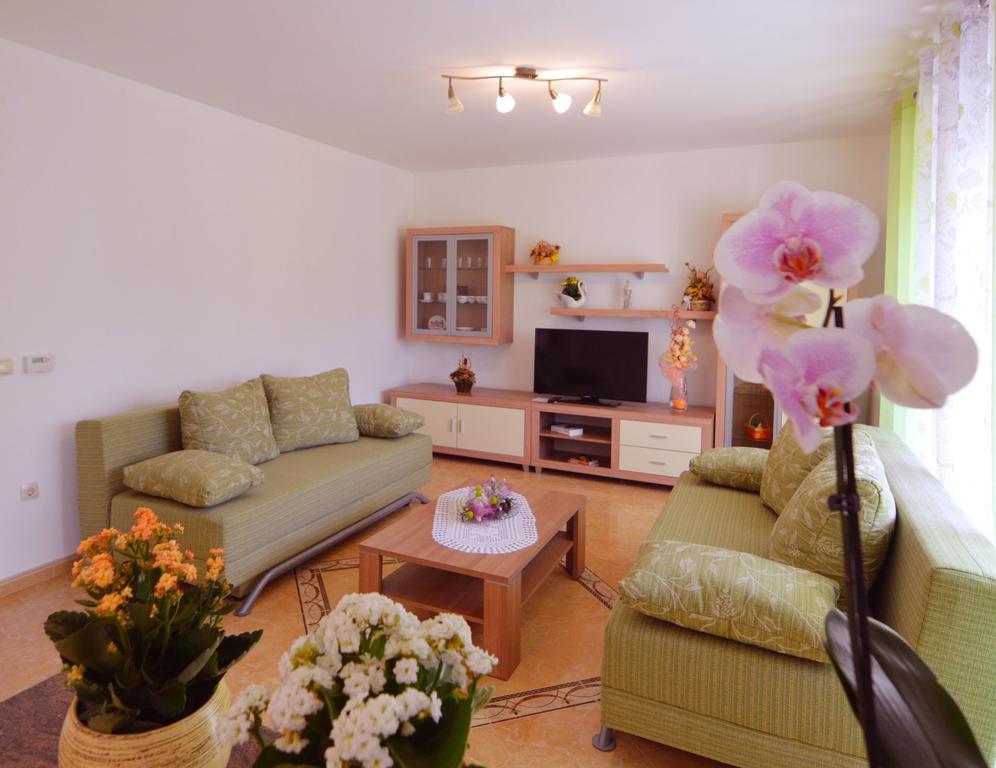 Garden Apartment Maria Vrsar Buitenkant foto