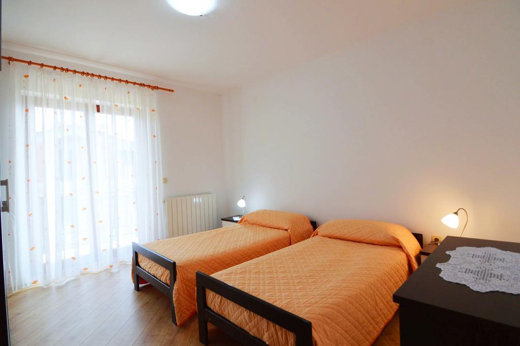 Garden Apartment Maria Vrsar Buitenkant foto