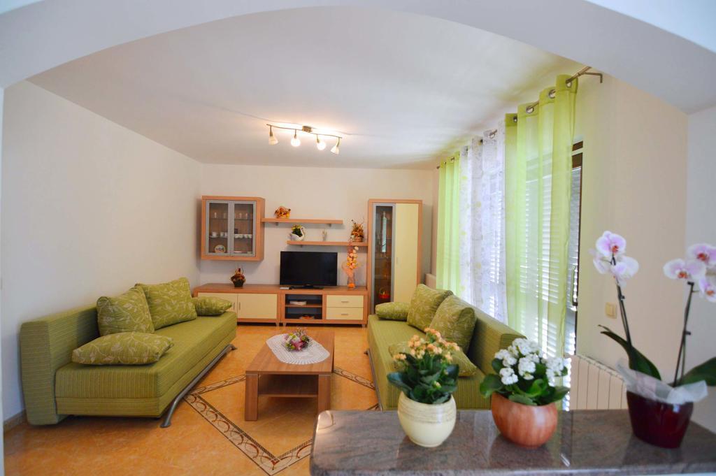 Garden Apartment Maria Vrsar Buitenkant foto