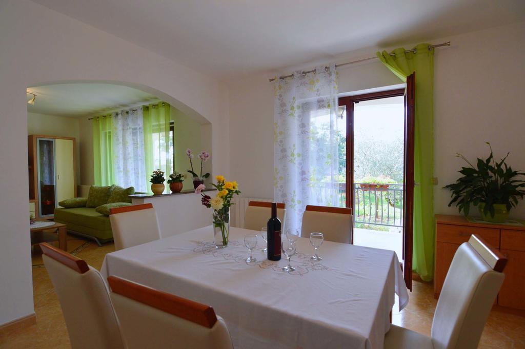 Garden Apartment Maria Vrsar Buitenkant foto
